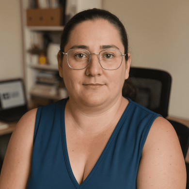 Profesional anabel yuste en su oficina